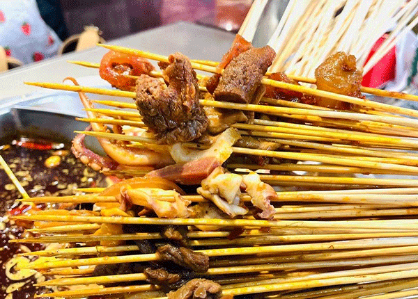 相亲遇奇葩男，请吃串串竟全拿素菜！我该不该溜？